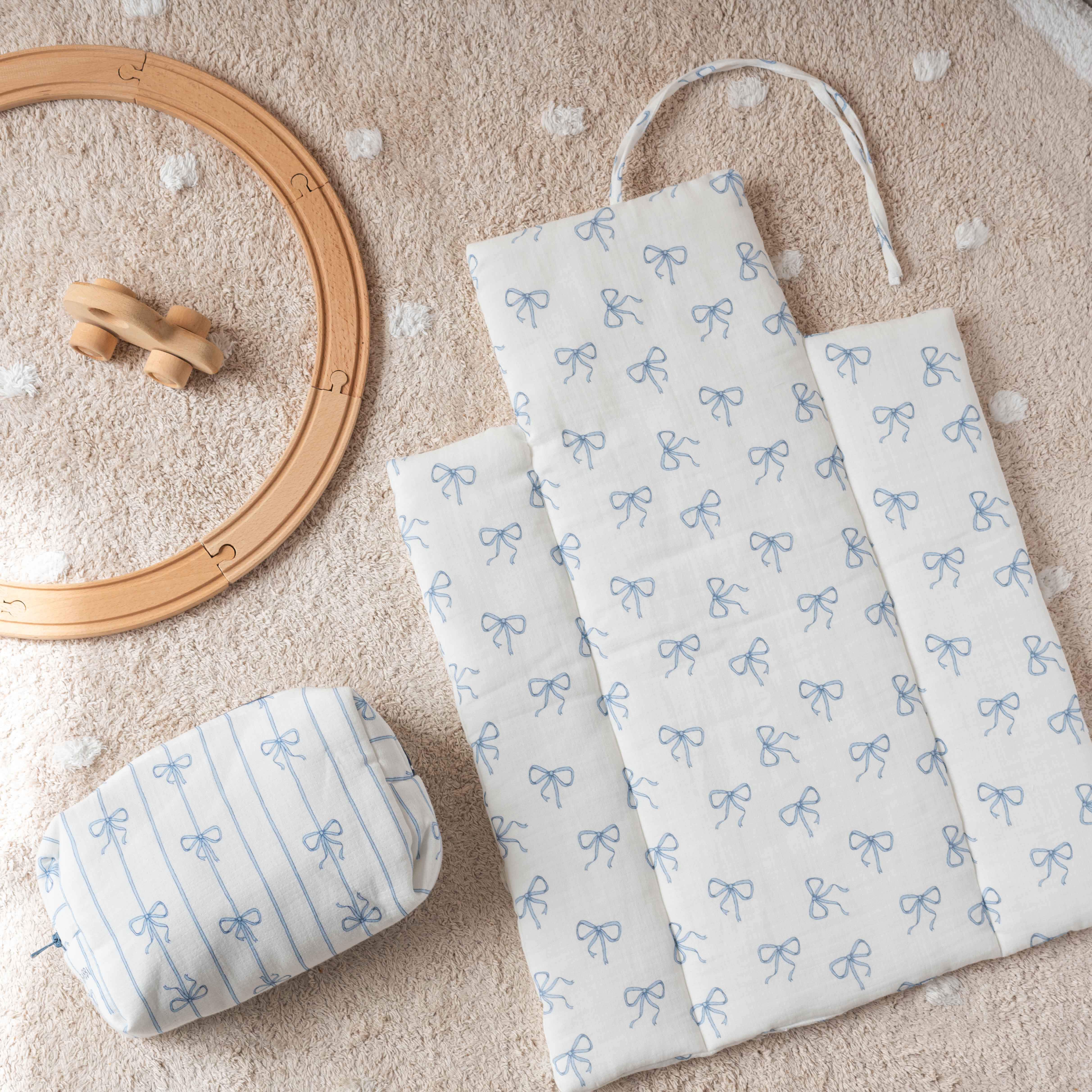 Blue ribbon-themed diaper changing set for babies – includes matching pouch and mat – Atelier Babbi USA