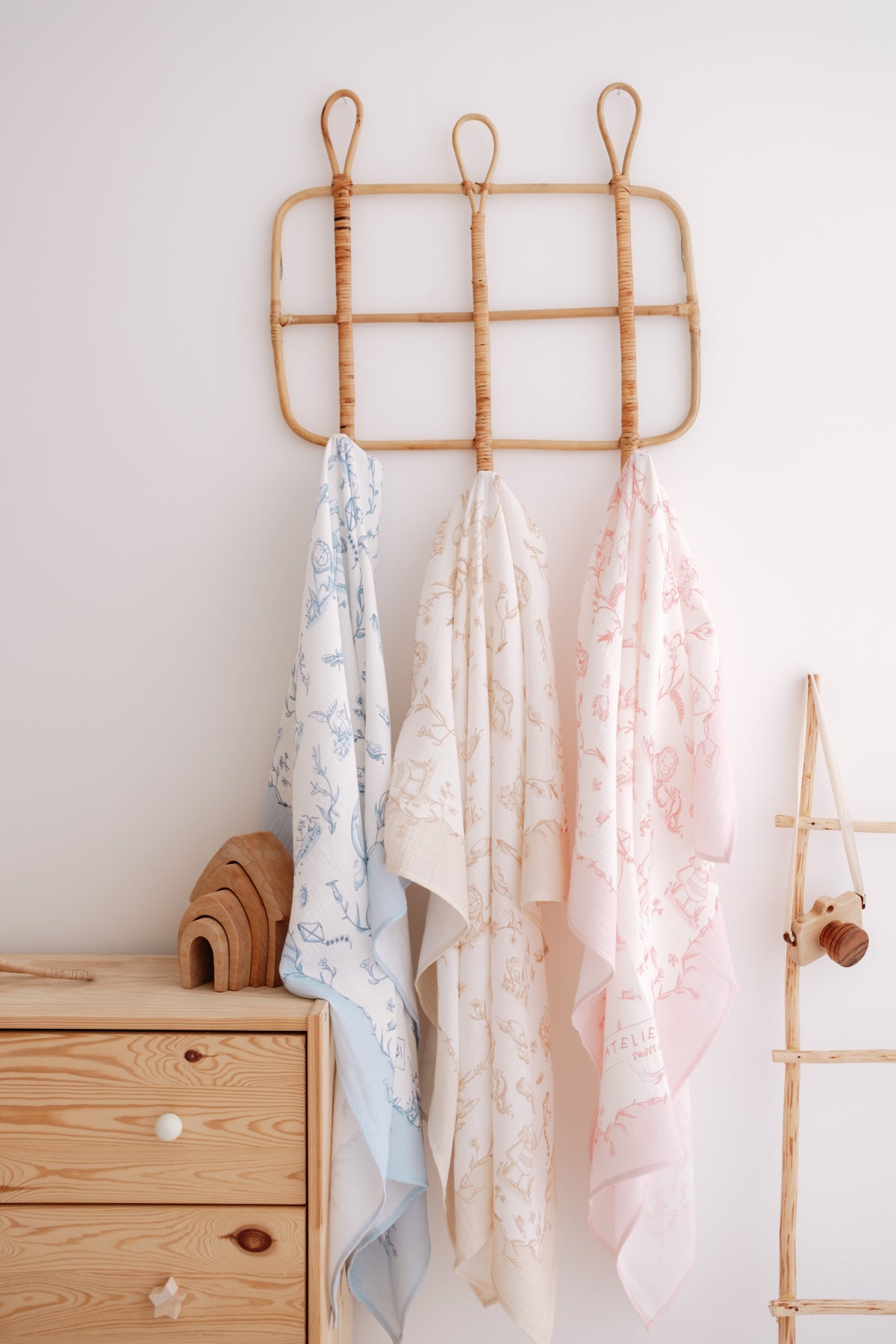 Double-Layer Muslin Swaddle - Toile De Jouy/Blue