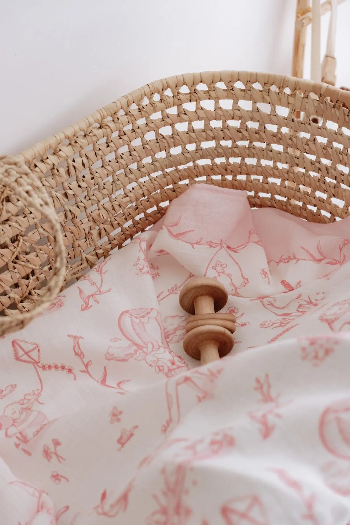 Pink Toile de Jouy muslin baby blanket in crib – 100% cotton swaddle by Atelier Babbi