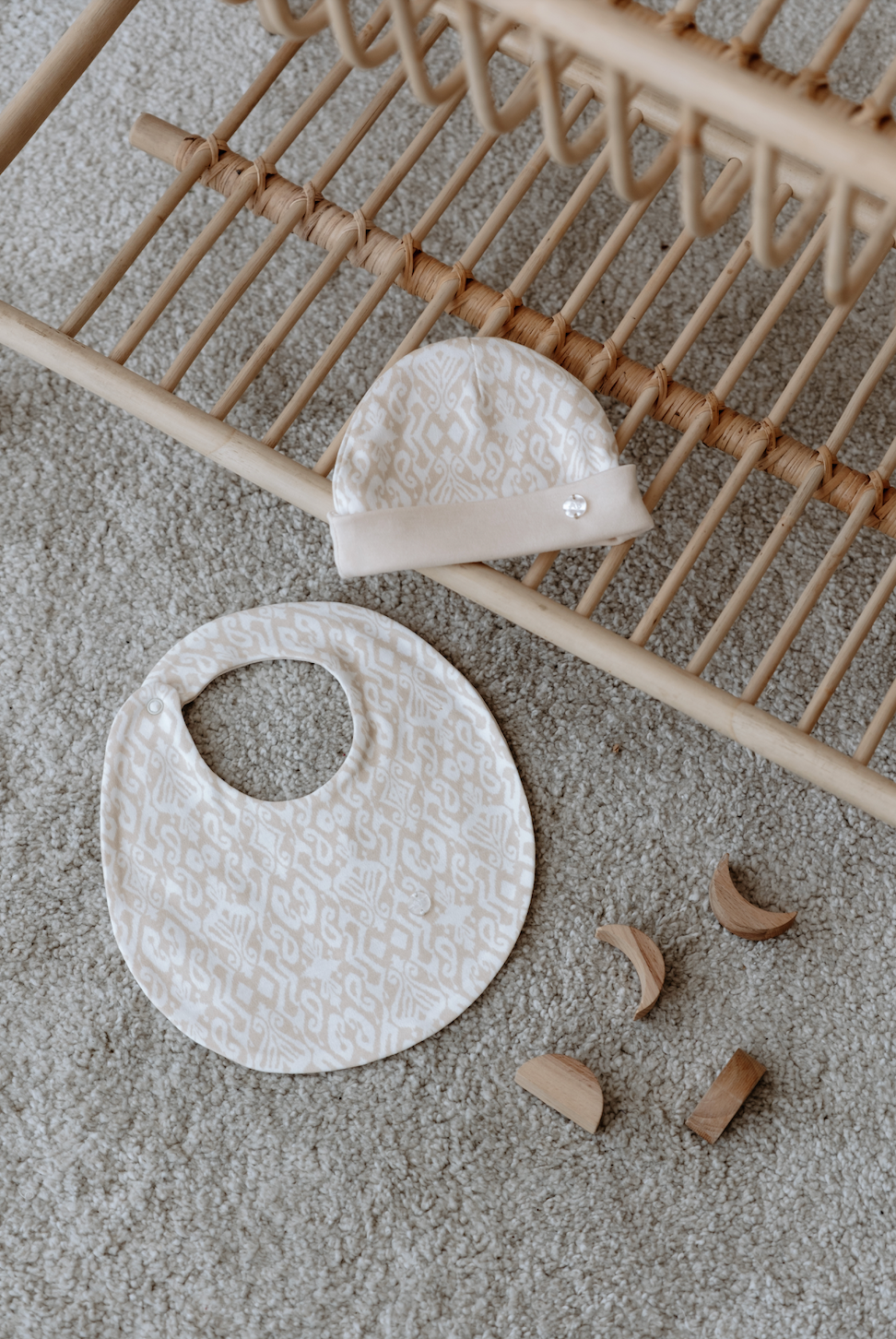 Beige newborn bib and hat set