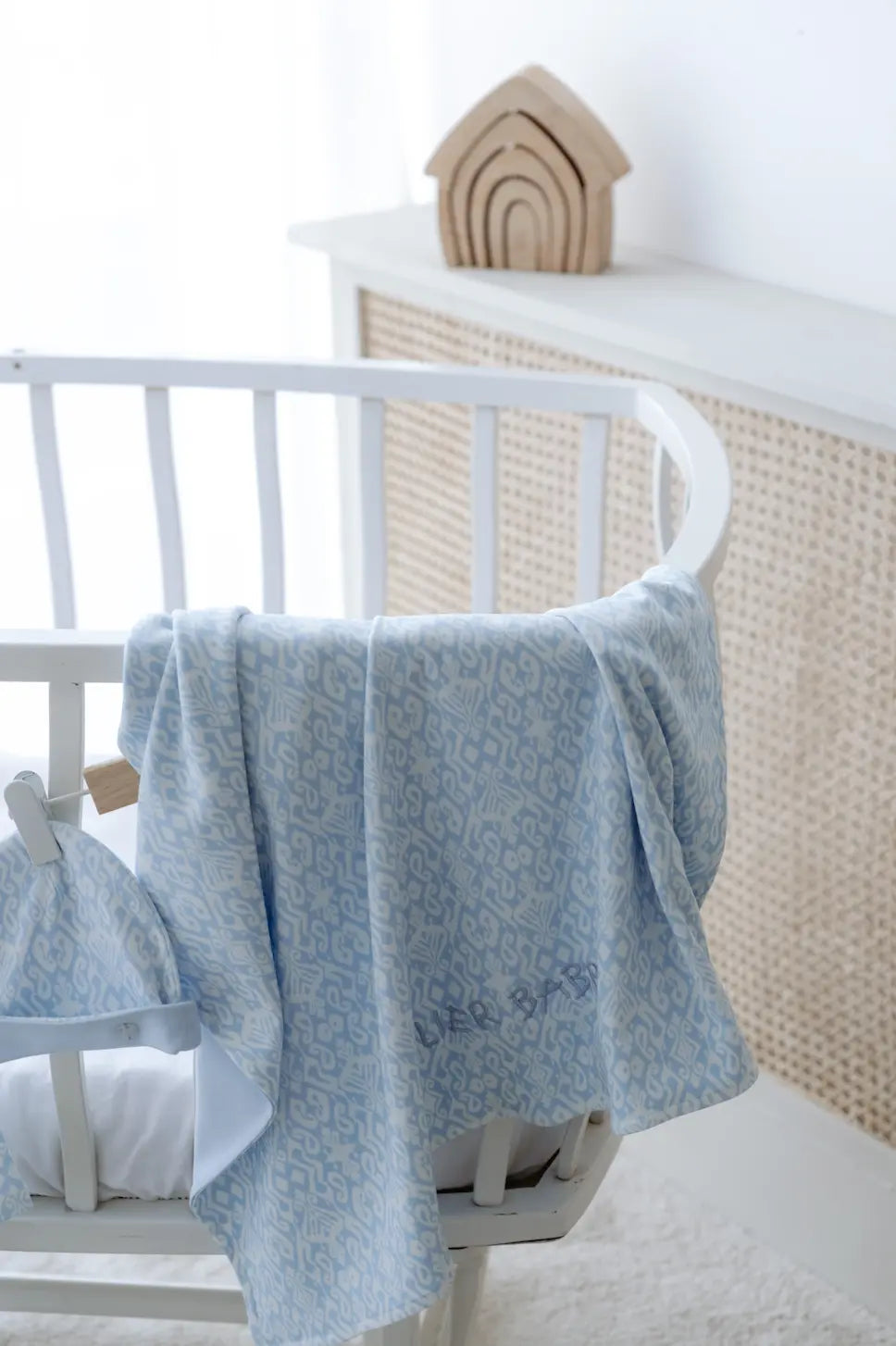 Lightweight cotton blanket with blue tones
