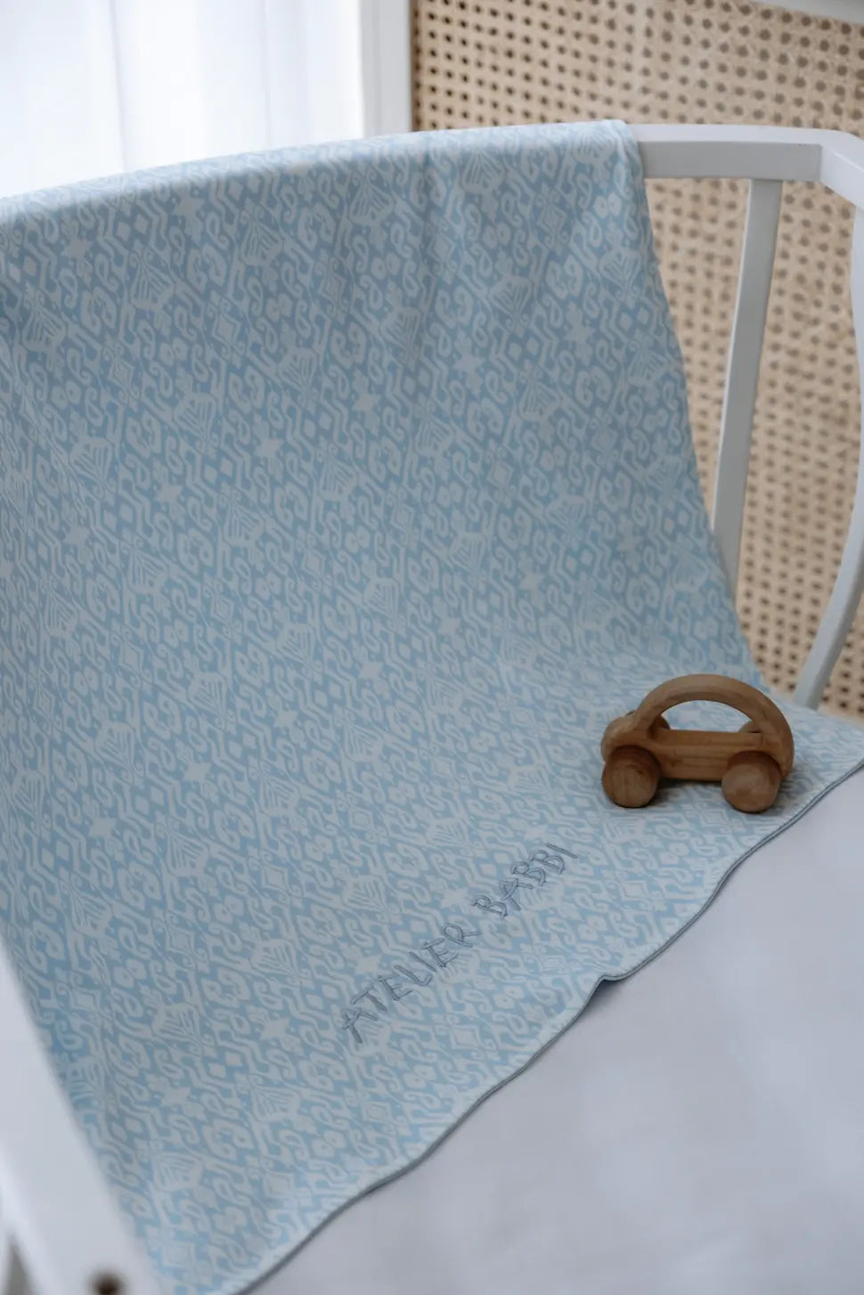 Atelier Babbi baby blanket in blue and white