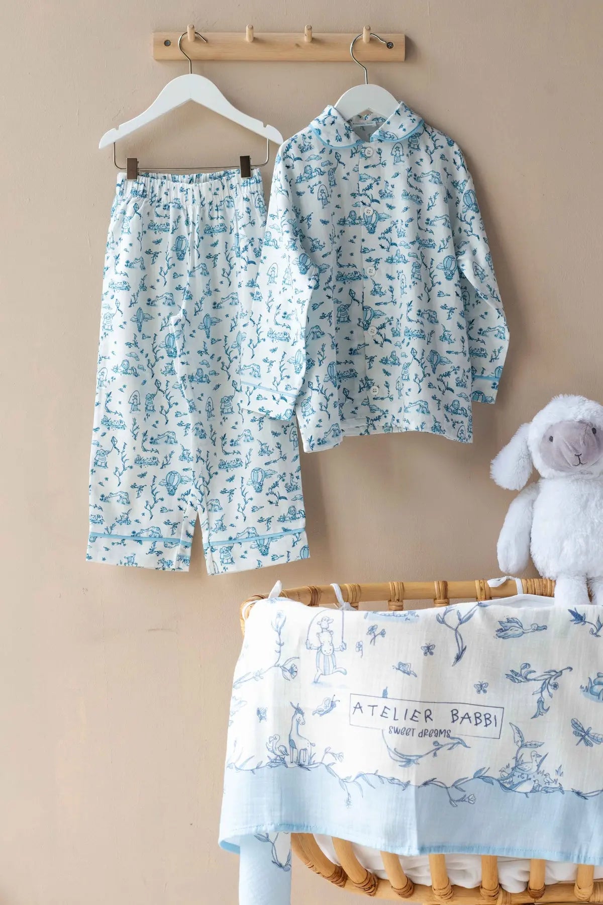 Baby pajama set with blue toile de Jouy print on organic cotton