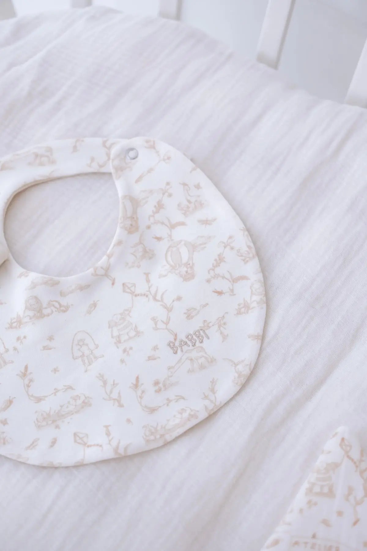 Newborn Bib & Hat Set - Toile De Jouy / Beige