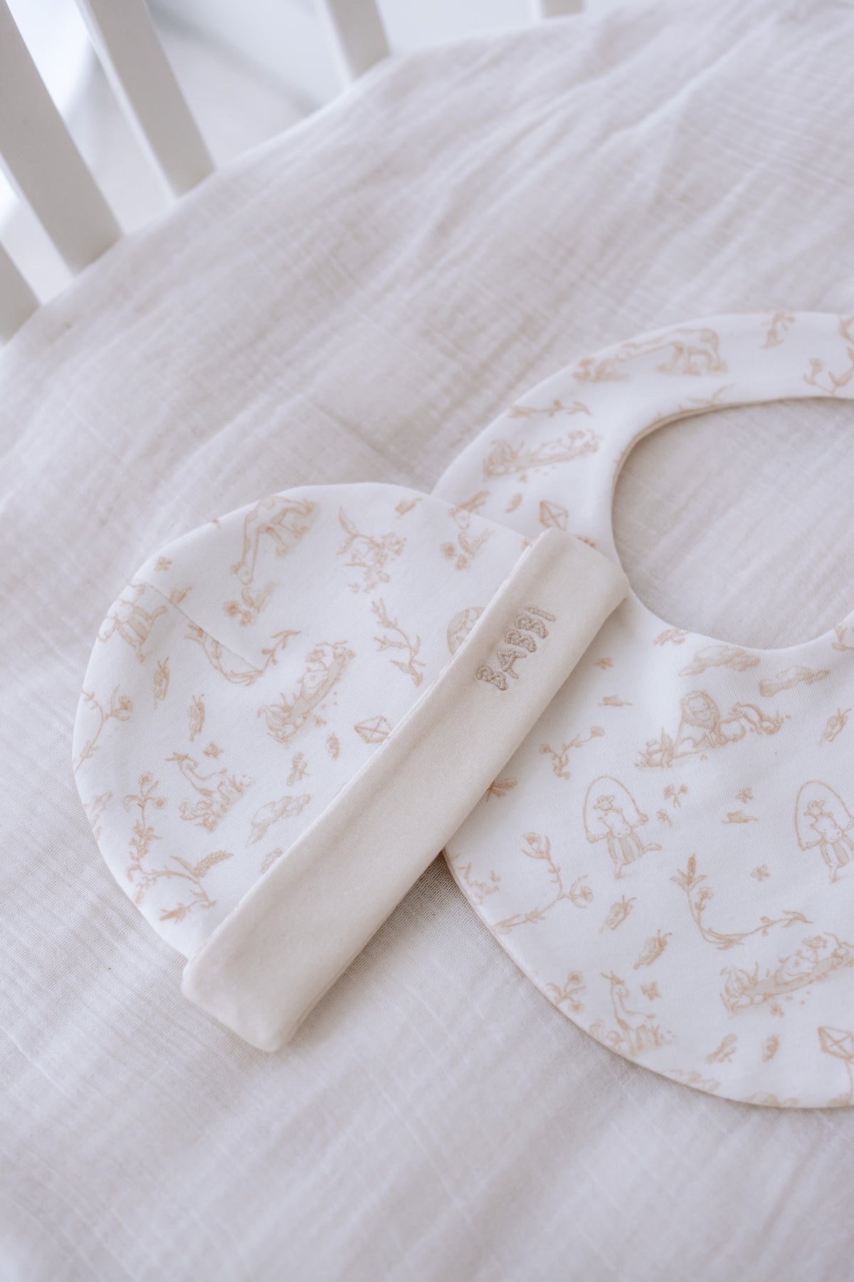 Newborn Bib & Hat Set - Toile De Jouy / Beige