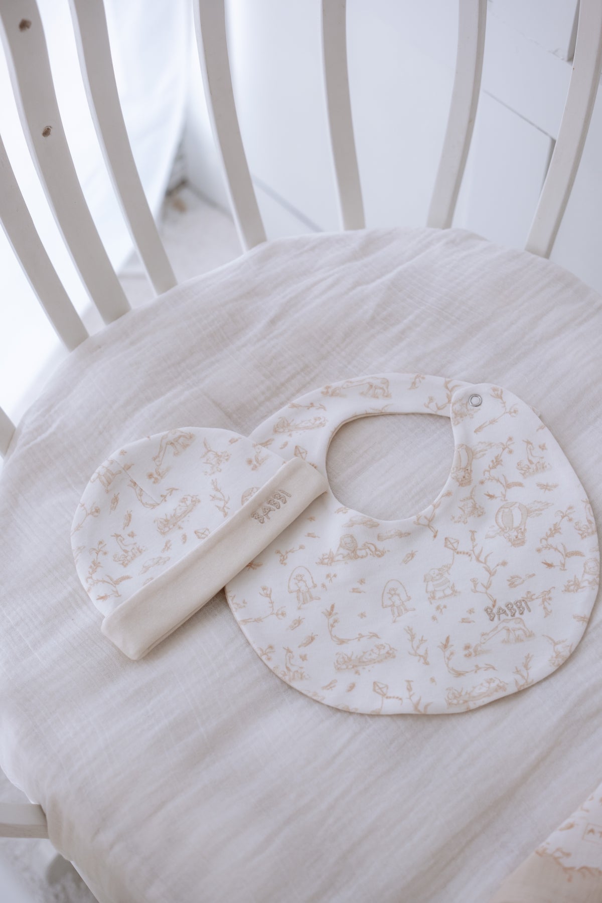 Newborn Bib & Hat Set - Toile De Jouy / Beige