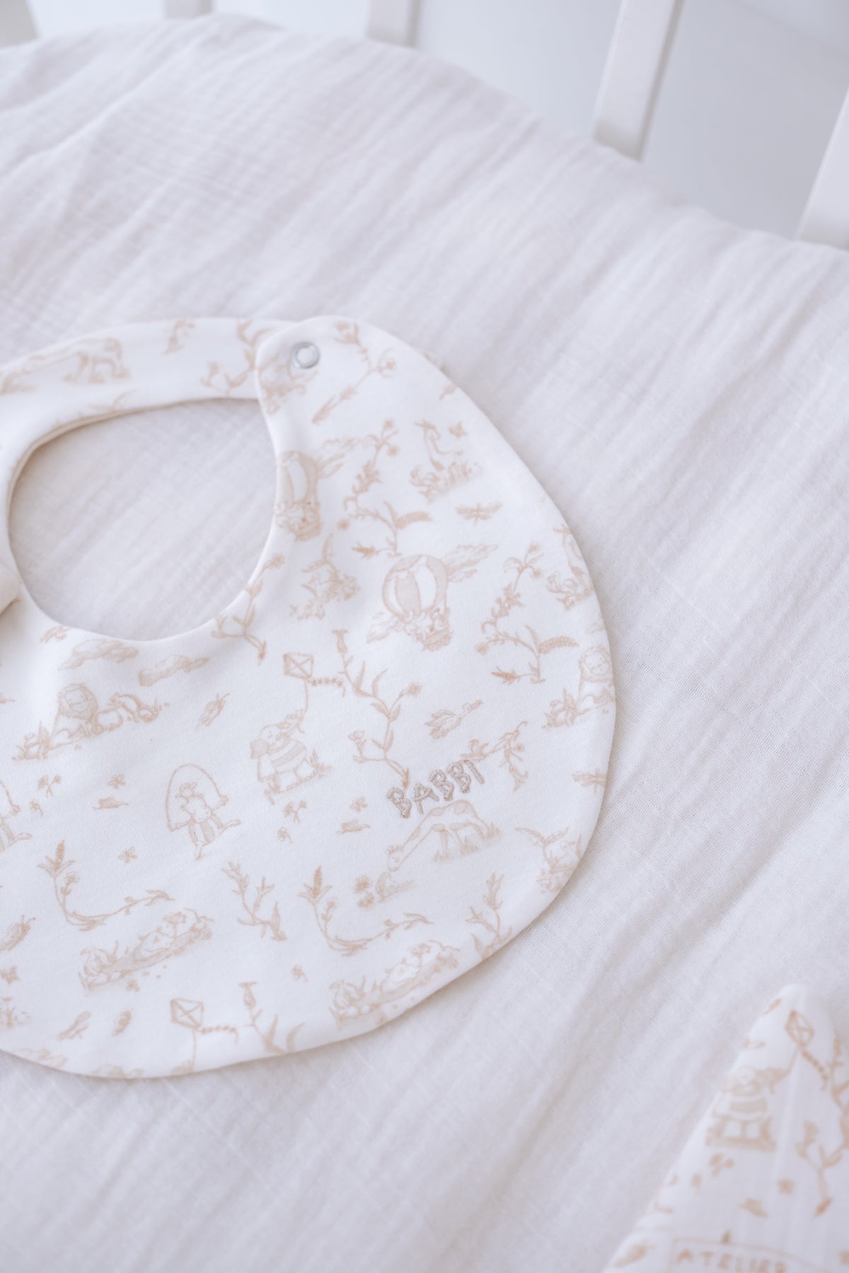 Newborn Bib & Hat Set - Toile De Jouy / Beige