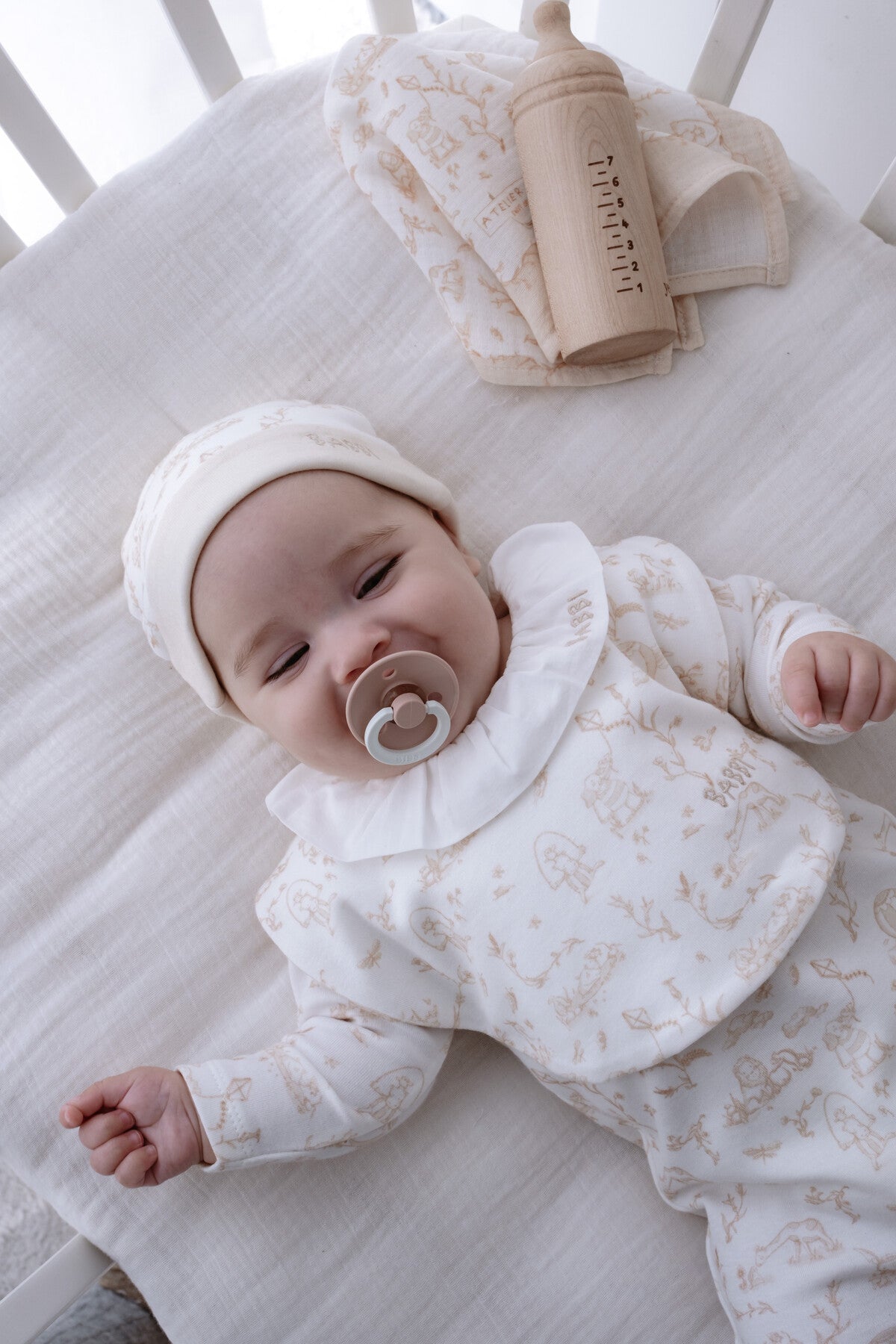 Newborn Bib & Hat Set - Toile De Jouy / Beige