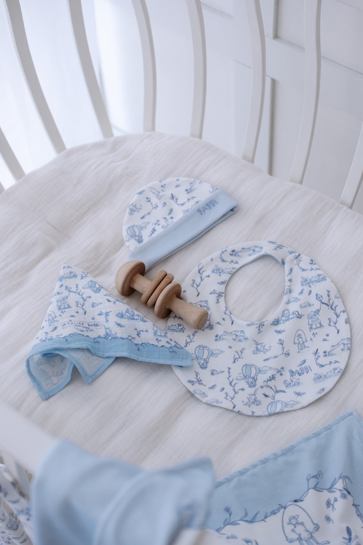 Newborn Bib & Hat Set - Toile De Jouy / Blue